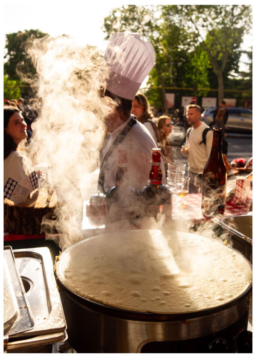 Chef de La Crêperie Française préparant une crêpe