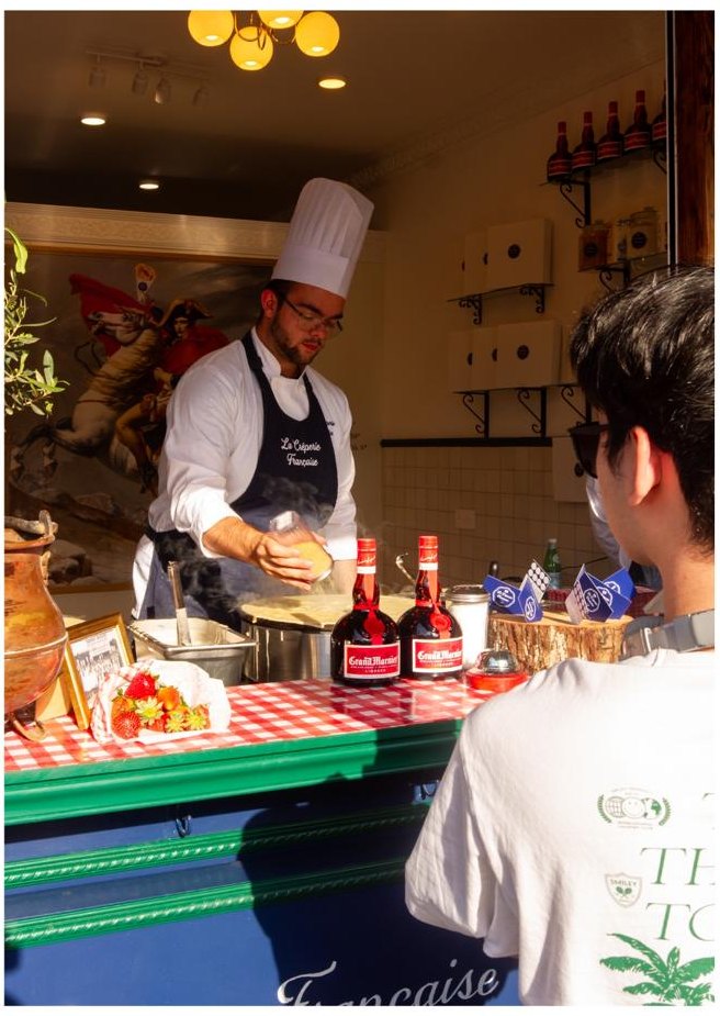 Le chef préparant une crêpe au comptoir
